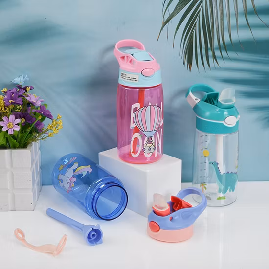 Современная бутылка с водой для дня моды